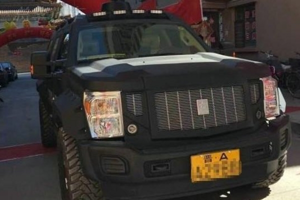 煤老板SUV挂黄牌上路，开门得输密码，前后排墙隔开方便干很多事