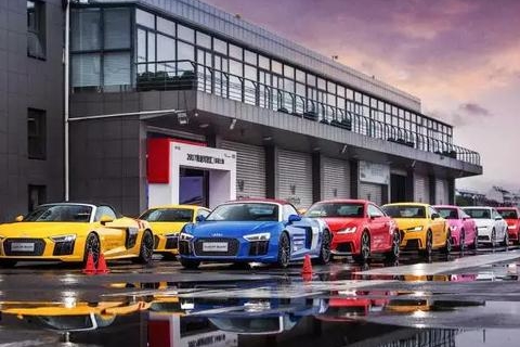 在这里开车，飙到200km/h都不违法，一大波妹子为你喝彩！