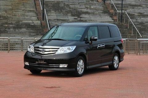 埃尔法加价能买这辆高配车型，可实力反被叫板，坐第二排的是主角