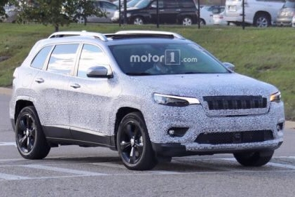 曝Jeep新款自由光谍照 自废“双目”/或亮相2017洛杉矶车展