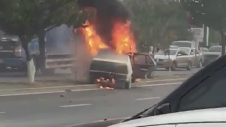 长春爆料长春华港车市，西环城路与高力南路交汇处附近一辆出租车发生自燃，请...