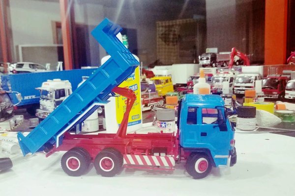 17岁少年收集车模打造自己的汽车王国