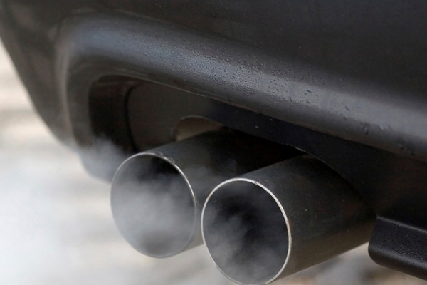 离车尾远点儿！汽车冷启动时的污染排放是行驶时的1万倍？