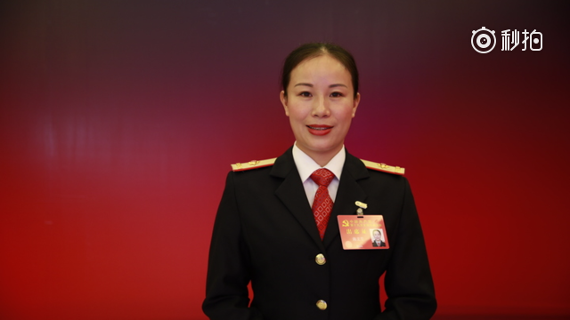 十九大【代表访谈丨陈美芳：旅客有需求 我们有服务】10月18日上午，中国...