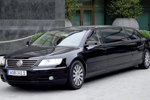 辉腾英年早逝太可惜了，这款6米8长的辉腾，让劳斯莱斯都怀疑人生