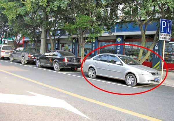 注意!路上又添新标线,违停扣3分罚100元!