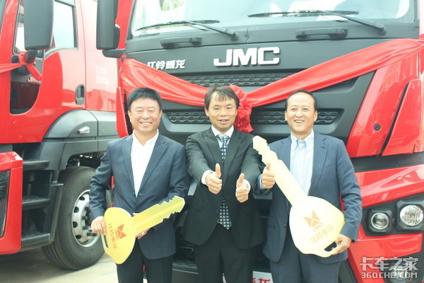 江铃威龙首批交车!路上看到别被迷倒!