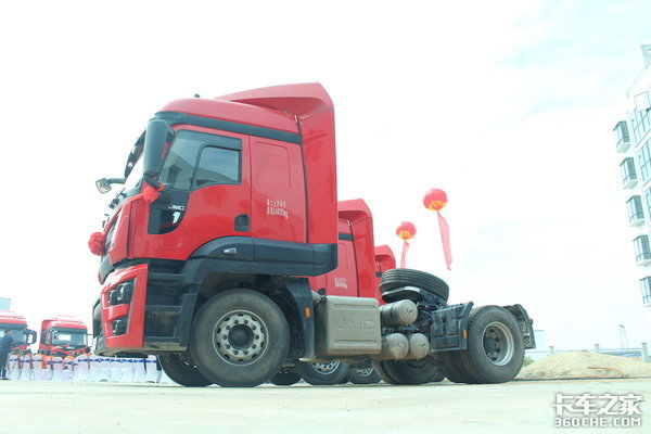 江铃威龙首批交车!路上看到别被迷倒!