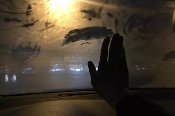 冬天来了，挡风玻璃起雾，3招轻松搞定！