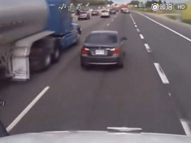 宝马男高速上恶意别大货车，结果被三辆卡车同时包围      猎奇视频 更...