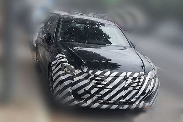 国产新款皇冠路试谍照 取消2.5L发动机