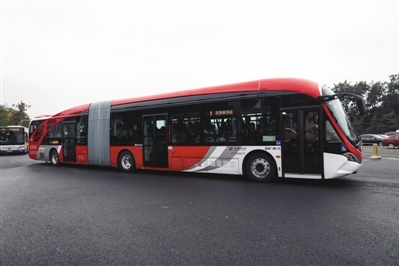 纯电动公交“中国红”1路开跑