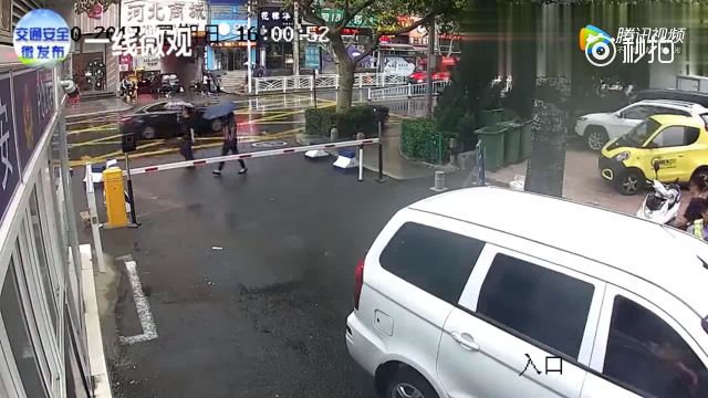 视频：酒驾司机错把警队当停车场！