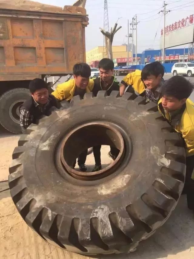 么轮胎工肌肉小、力气大?因为他们背负的是一