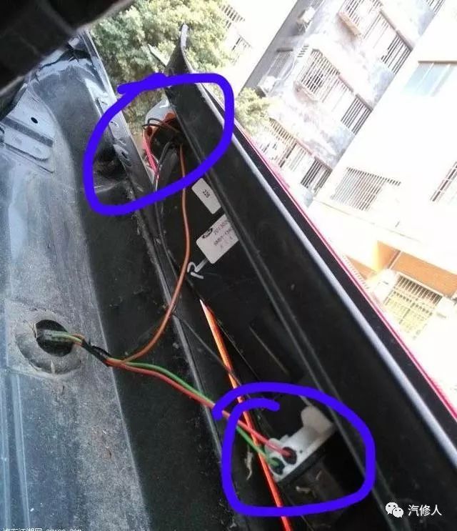 车主拿100元叫修理工换个刹车灯泡、修理工拒