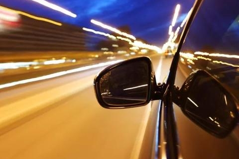 那些老司机开车时打开侧窗，原来是为了这个！