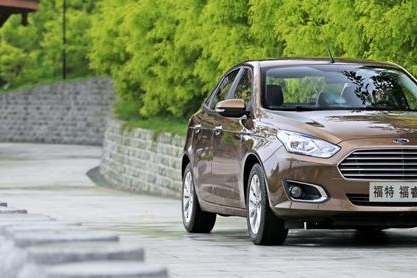 日产轩逸和福特福睿斯哪个更适合家用？懂行的这样选