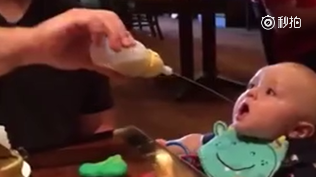 亲爹给宝宝喂奶的独特手法!
