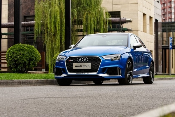 #楚格之巅# 超跑购置税？请叫我“小怪兽” --  奥迪 RS3 试驾