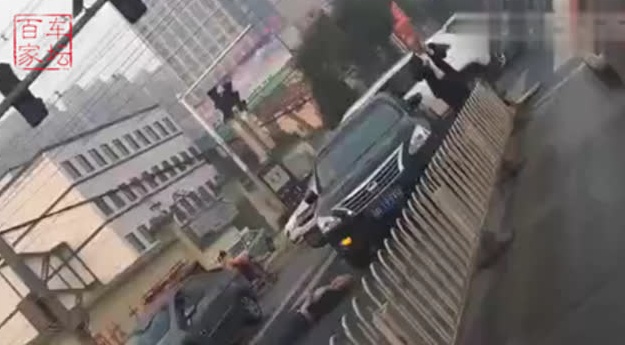 【碰瓷大爷躺地不起，结果悲剧了