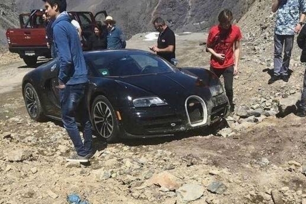 布加迪兴冲冲溜进山区逛了一圈，可因为一件蠢事，100万没了