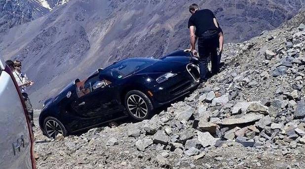 布加迪兴冲冲溜进山区逛了一圈,可因为一件蠢事,100万没了