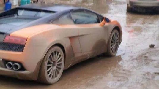 布加迪兴冲冲溜进山区逛了一圈,可因为一件蠢事,100万没了