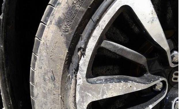 布加迪兴冲冲溜进山区逛了一圈,可因为一件蠢事,100万没了