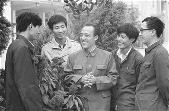 朴实一辈子的鲁冠球走了 但梦仍在