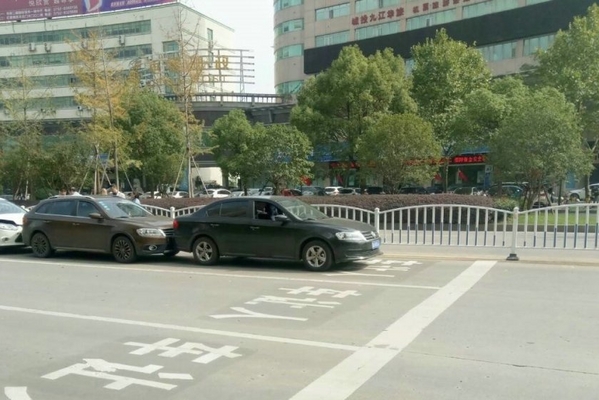 看到车让人，大众一脚刹车，后面两辆车没反应过来，结果追尾了