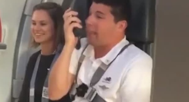疯狂打call！美国西南航空空少模仿兔八哥、宾尼兔等卡通角色播报航空须知...