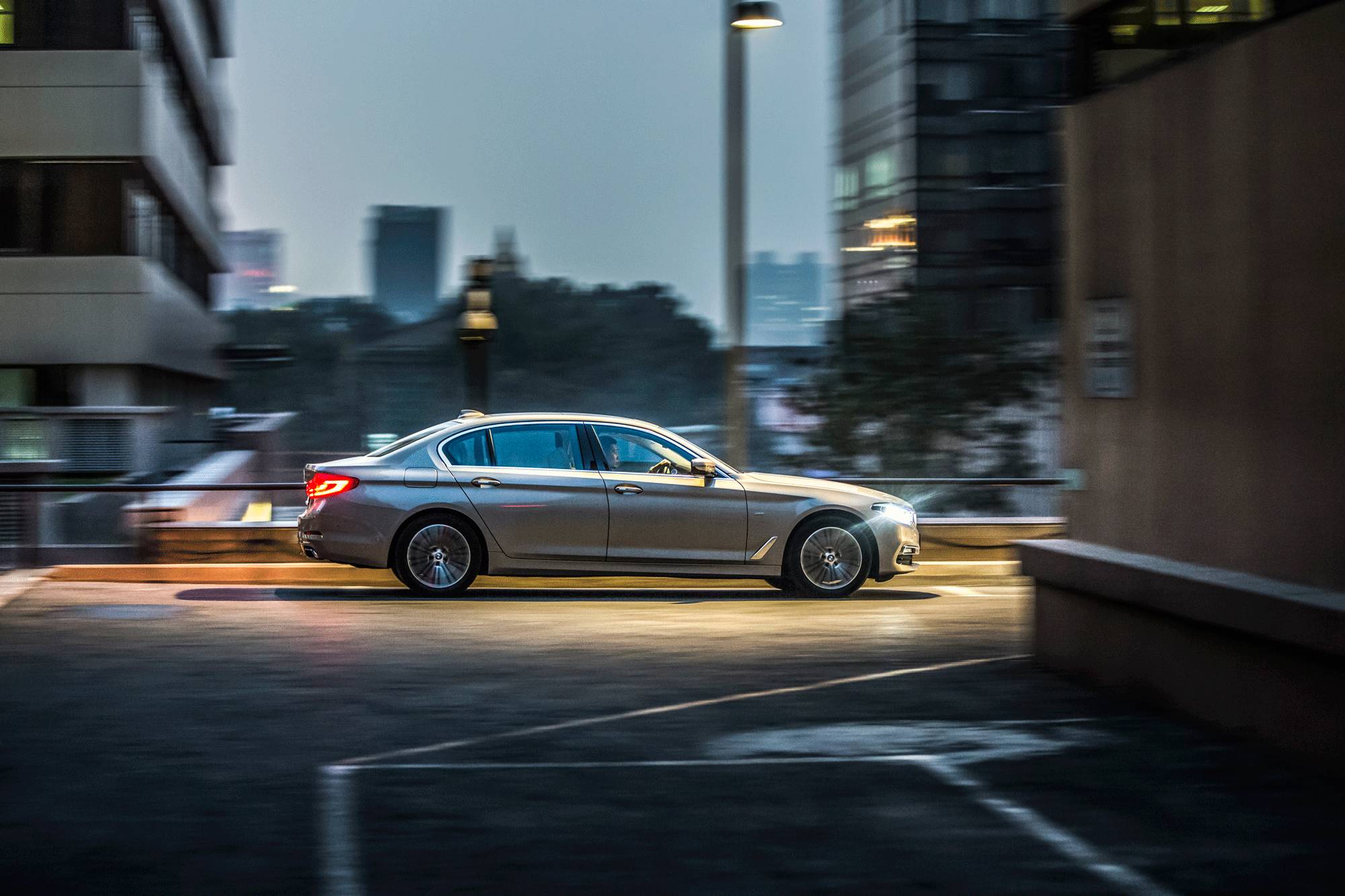 全新宝马5系王者归来 “大”有不同!