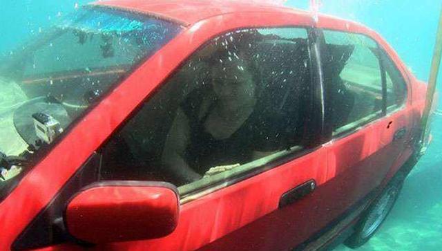 逃生的黄金2分钟 汽车掉水里的自救方法