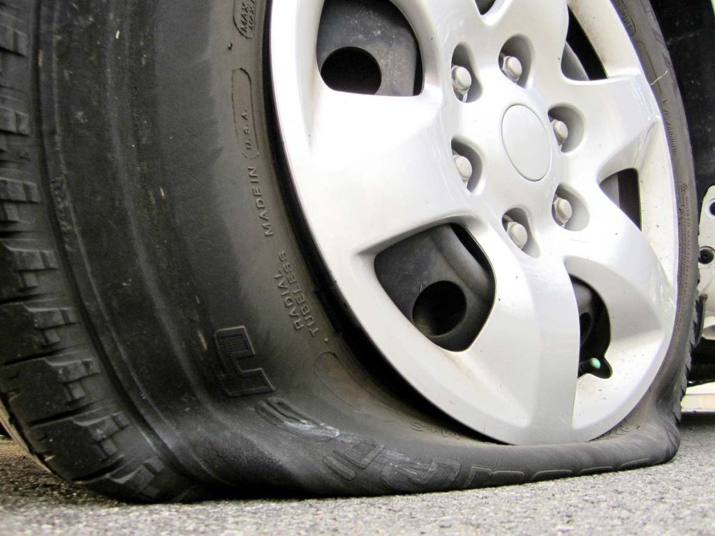 遇到扎胎千万不要慌 这样做可以避免爆胎危险