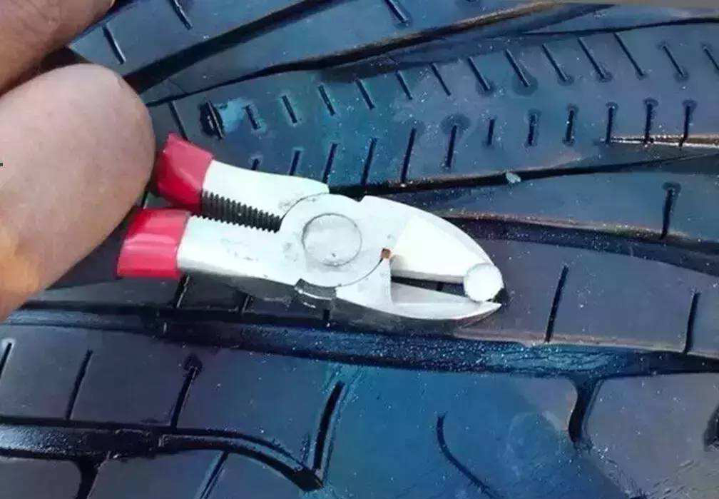 遇到扎胎千万不要慌 这样做可以避免爆胎危险