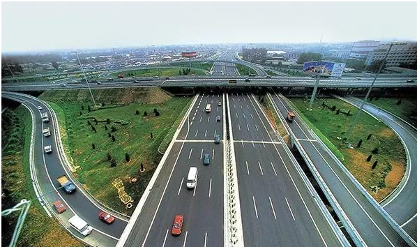 为啥新手一年内能单独上高速?看完才懂