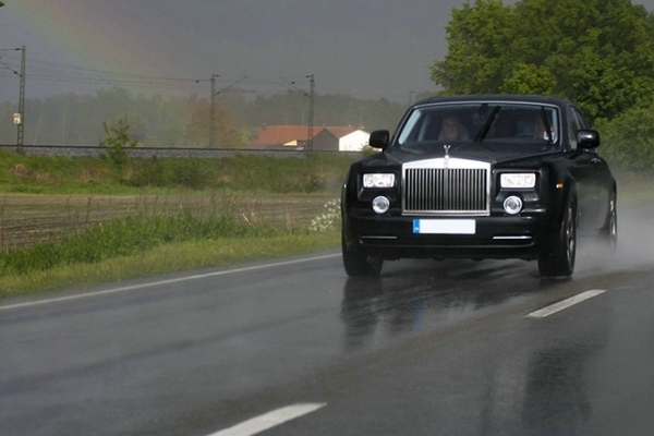 迈巴赫竞争不过劳斯莱斯，当打开后备箱的时候，就已经有答案了