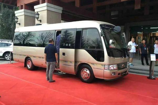普通大巴车被赋予特殊功能，领导出行首选座驾，内饰辣眼配双人床