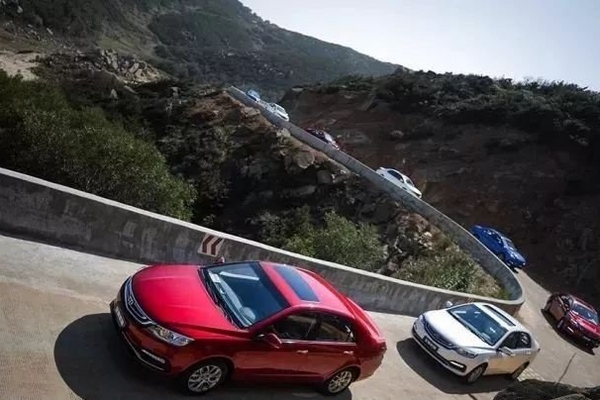 背起行囊远走他乡，在慢节奏里虚度时光