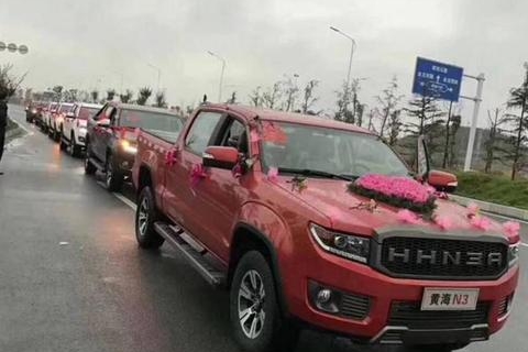 路遇土豪 “猛禽”婚车够霸气，可一打听，这车居然才卖10万出头