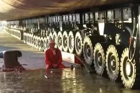 世界上轮胎最多车在中国，1152个轮胎，载重超五万吨，惊艳全球