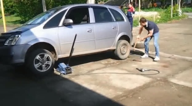 有了这个工具，妹子也能把卡车的轮胎给卸掉！  ​