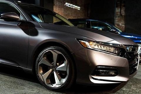 迈腾还想当标杆？这台5.6秒的车不同意！16万还配10AT