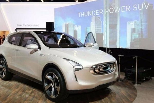 坐进车里，眼前就是一块大屏幕，这车比特斯拉炫多了