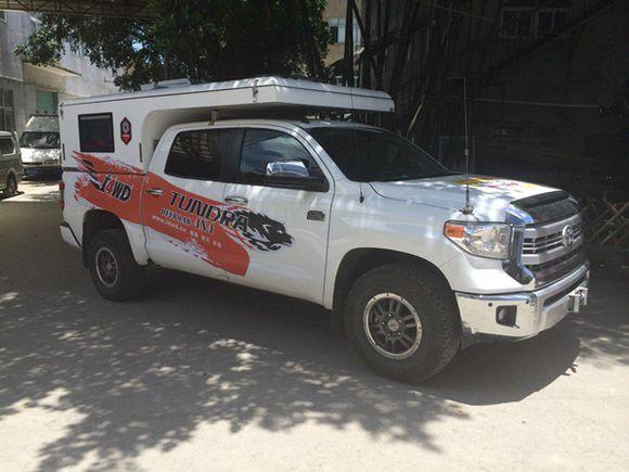 80万的丰田农用车,个头堪比红杉,车内豪华3人床挤4人也宽松