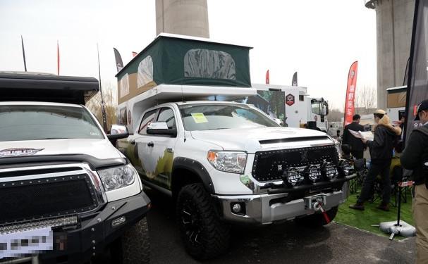 80万的丰田农用车,个头堪比红杉,车内豪华3人床挤4人也宽松