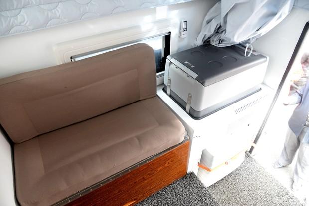 80万的丰田农用车,个头堪比红杉,车内豪华3人床挤4人也宽松