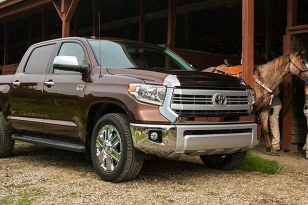 80万的丰田农用车，个头堪比红杉，车内豪华3人床挤4人也宽松