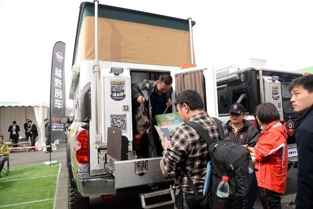 80万的丰田农用车,个头堪比红杉,车内豪华3人床挤4人也宽松