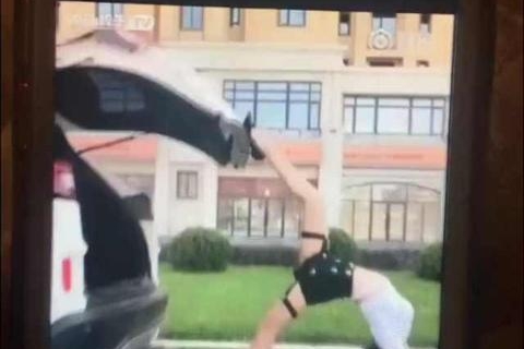 现在都流行劈叉关后备箱？腿长果然用起车来都不一样